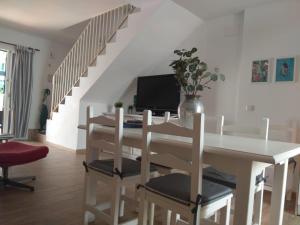 A television and/or entertainment centre at Adosado en playa de la Barrosa, casa Carlota