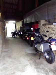 een rij motorfietsen geparkeerd in een garage bij Logîte Touristique Les 3 Loups in Châtenois