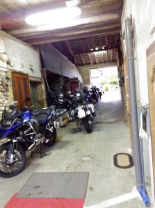 Châtenois的住宿－洛吉塔旅遊洛普酒店，停放在车库里的一群摩托车