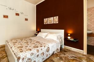 ein kleines Schlafzimmer mit einem Bett und zwei Lampen in der Unterkunft Le stanze di Irma in Palermo