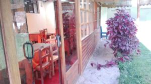 Hostal Pachar في أولانتايتامبو: غرفة بطاولة وكراسي ومصنع
