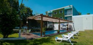 eine Gruppe weißer Stühle neben einem Pool in der Unterkunft Relax Inn Suites in San Andrés Tuxtla