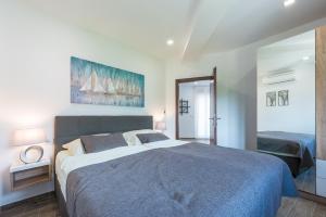 Un dormitorio con una cama grande y un espejo. en Apartments Villa Elena 3, en Cavtat 31 fotos más
