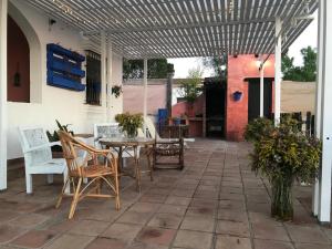 un patio con mesa y sillas en Villa Cortijo El Torreon, en Utrera