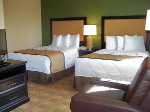 スタッフォードにあるSonesta Simply Suites Staffordのベッド2台と椅子があるホテルの部屋 +15枚の写真