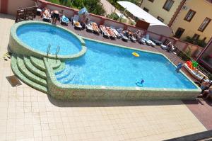 Bazén v ubytování Hotel NATALI nebo v jeho okolí