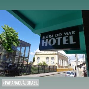 um sinal para um hotel em frente a um edifício em Hotel Serra do Mar em Paranaguá