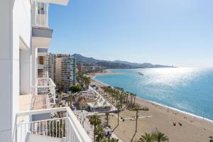 Blick auf den Strand vom Balkon eines Gebäudes in der Unterkunft MalagaSuite Malagueta Impressive Views in Málaga