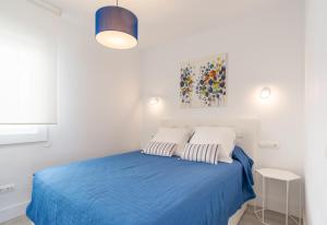 En eller flere senge i et værelse på MalagaSuite Malagueta Impressive Views