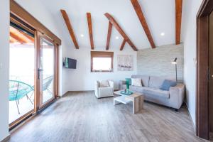 una sala de estar con un sofá y una mesa en Apartments Villa Elena 3, en Cavtat
