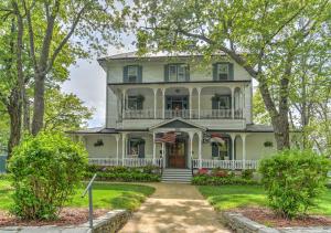 ein altes Haus mit einer amerikanischen Flagge in der Unterkunft 1898 Waverly Inn in Hendersonville