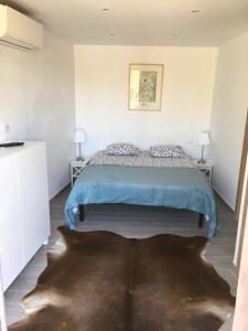 um quarto com uma cama com um cobertor azul em La Luna em Sóller