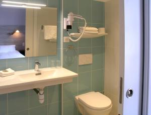 Ένα μπάνιο στο Auberge du Cabestan Hotel Audierne