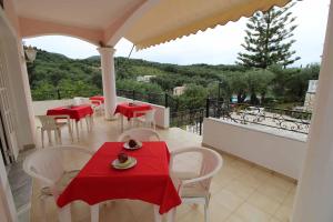 En balkong eller terrasse på Frankis Apartments Agios Spyridonas Perithia