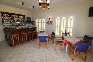 Pub eller bar på Frankis Apartments Agios Spyridonas Perithia
