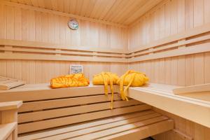 a sauna with yellow covers on the shelves at Direkt am Strand mit Meerblick und Sauna - FeWo Strandidyll in Binz