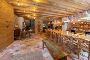Reštaurácia alebo iné gastronomické zariadenie v ubytovaní Sports House Nord Sud (Only Adults)