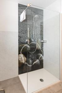una cabina de ducha con una pintura en la pared en Residence Bergblick en Plancios