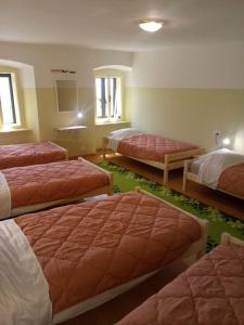 Ένα ή περισσότερα κρεβάτια σε δωμάτιο στο Gostilna Tratnik