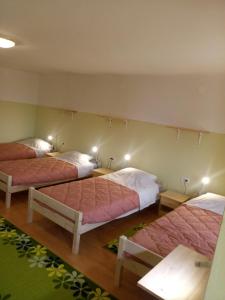 a room with two beds and two tables at Gostilna Tratnik in Zoll