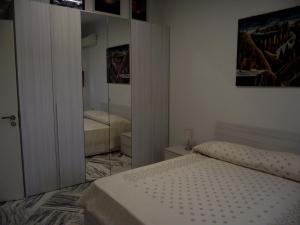 um quarto com uma cama e um espelho grande em Casa dei limoni em Catânia