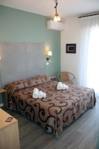 Ένα ή περισσότερα κρεβάτια σε δωμάτιο στο Hotel Helga