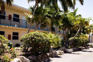 un edificio con palmeras y arbustos delante de él en Looe Key Reef Resort and Dive Center, en Summerland Key