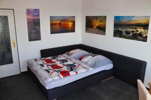 een bed in een kamer met foto's aan de muur bij Urlaub-Fehmarn-Südstrand in Fehmarn