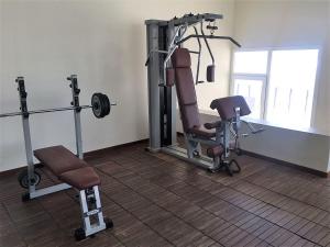 una habitación con un gimnasio con dos máquinas de correr en Benidorm Gemelos Sealine, en Benidorm