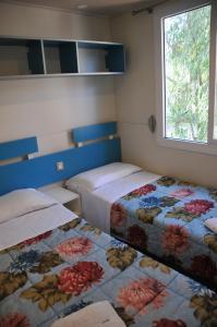 Villaggio Camping Torre Salinas tesisinde bir odada yatak veya yataklar