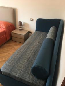 - un canapé bleu dans une chambre avec un lit dans l'établissement MINERVA, à Deiva Marina