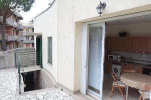 Il comprend un petit balcon avec une table et une cuisine. dans l'établissement AL VILLINO DUSE, à Gênes
