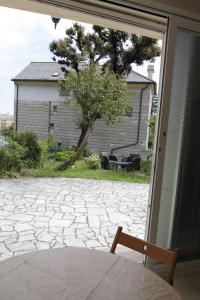 - une vue sur le patio depuis une porte coulissante en verre dans l'établissement AL VILLINO DUSE, à Gênes