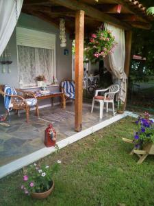 d'une terrasse avec des chaises et une table. dans l'établissement Sevi Platamon Home, à Platamonas