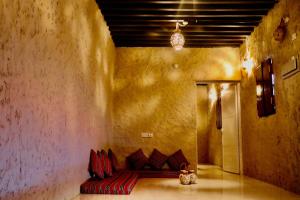 ein Zimmer mit einem Sofa in der Ecke einer Wand in der Unterkunft Canyon Rest House Jabal Shams in Al Hamra