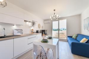 Una cocina y una sala de estar con un sofá azul. en Studio del Sol, en Saint-Cyr-sur-Mer 20 fotos más