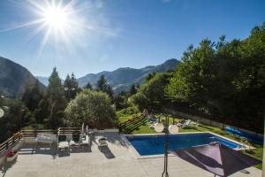 Cảnh núi rừng hoặc tầm nhìn ra núi từ khách sạn căn hộ