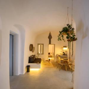 - un salon avec une table et une chaise dans l'établissement Delilah Villa by Senses Collection, à Pyrgos