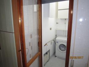uma pequena casa de banho com uma máquina de lavar roupa em Casa Mare di Ponente em Érice