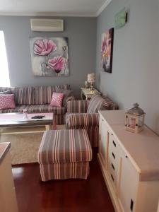 ein Wohnzimmer mit 2 Sofas und einem Sofa in der Unterkunft Cozy apartment in Rovinj in Rovinj