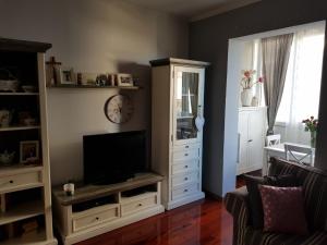 een woonkamer met een flatscreen-tv op een entertainmentcentrum bij Cozy apartment in Rovinj in Rovinj
