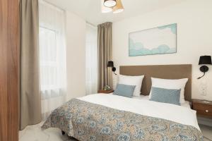 Łóżko lub łóżka w pokoju w obiekcie Aquamarina Onyx Marina Invest