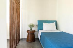 een slaapkamer met een bed en een vaas op een tafel bij ELENA HOUSE 2 in Gennadi