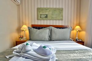 1 dormitorio con 1 cama con toallas en Quality Suites Vila Olimpia en São Paulo