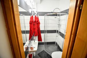 Bilik mandi di Borálom Stúdió Apartman Tokaj +50 gambar