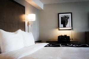 una habitación de hotel con una cama y una imagen en blanco y negro en La Quinta by Wyndham Anchorage Airport, en Anchorage