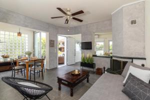 een woonkamer met een bank en een tafel bij ELENA HOUSE 2 in Gennadi +5 foto's