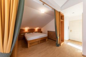 A bed or beds in a room at Appartement Strobl