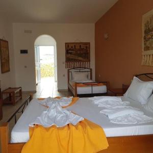 two large beds in a room with at Melissa Rooms in Koufonisia