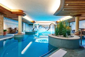 בריכת השחייה שנמצאת ב-Hotel Landhaus Wachtelhof או באזור